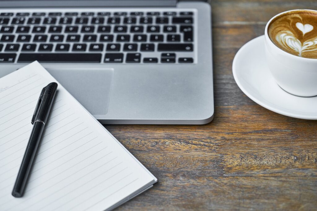Computer mit Kaffee