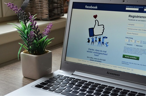 Facebook auf Laptop