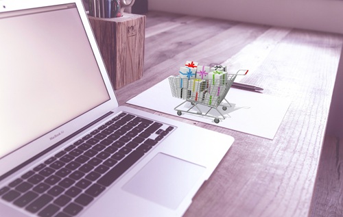 Laptop mit Mini-Einkaufswagen