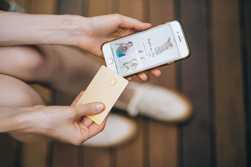 Online Shoppen mit Smartphone und Kreditkarte
