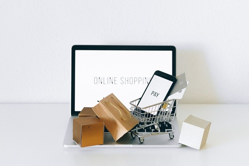 Online Shopping Einkaufswagen mit Smartphone