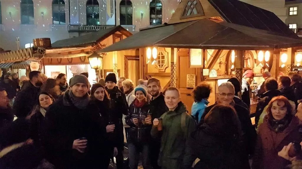 Beim Weihnachtsmarkt-Besuch