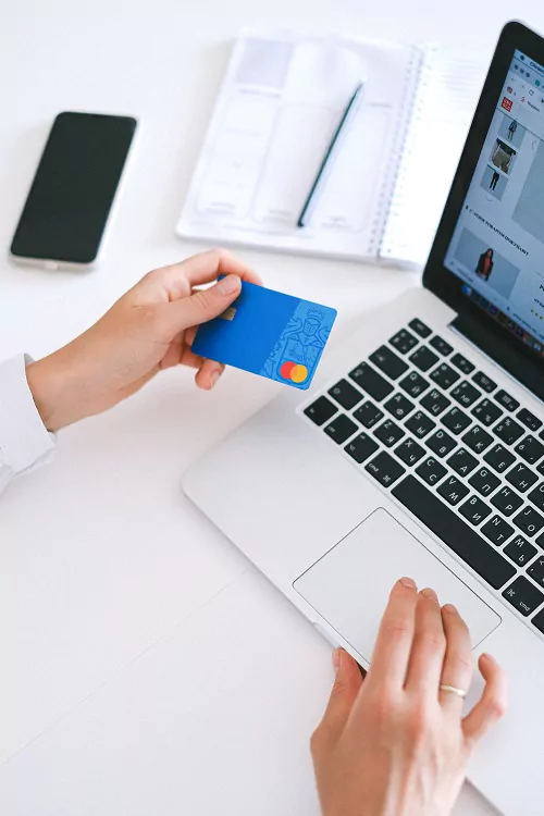 Mit Karte online bezahlen