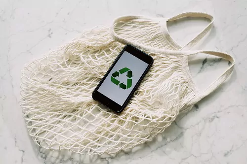 Recycling-Zeichen auf Handy