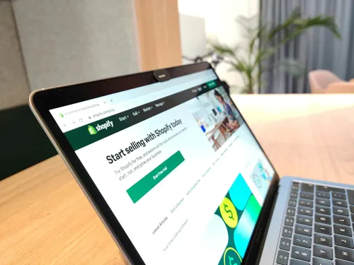 Shopify auf Laptop