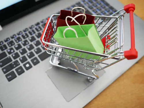 Einkaufswagen auf Laptop